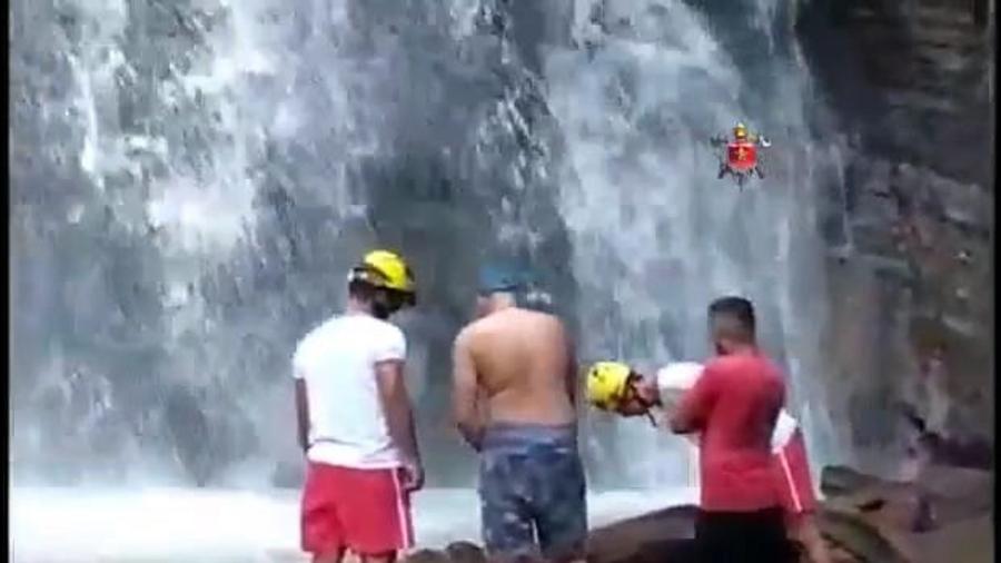 Bombeiros fizeram resgate de homem após queda em cachoeira - Divulgação/Corpo de Bombeiros do DF