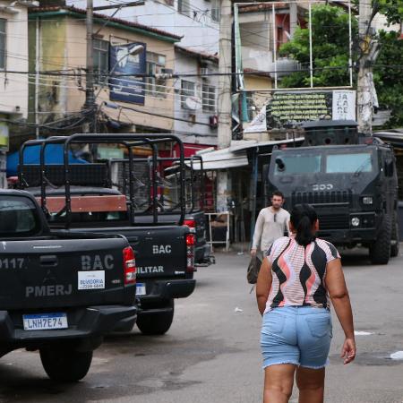 Agentes das polícias Civil e Militar ocupam favela do Jacarezinho, zona norte do Rio, para implantar projeto Cidade Integrada, do governo do estado - JOSE LUCENA/THENEWS2/ESTADÃO CONTEÚDO