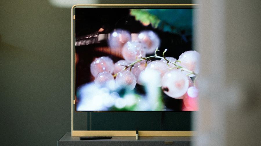 Smart TV com IA integrada é capaz de melhorar a qualidade da imagem e do som de acordo com o ambiente