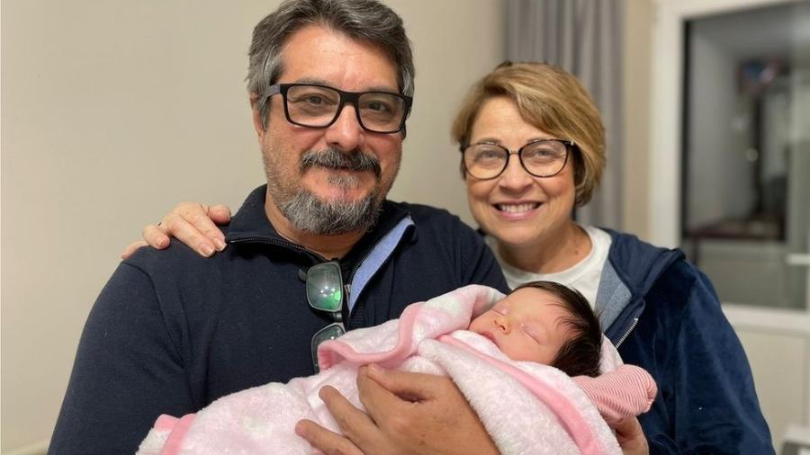 Brasileiros foram conhecer a primeira neta, nascida na Ucrânia, e não conseguem voltar - Arquivo Pessoal
