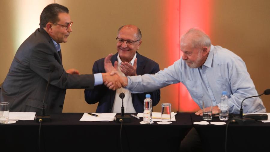 8.abr.2022 - Presidente do PSB, Carlos Siqueira, aperta mão de Lula (PT) em evento para indicar chapa com Geraldo Alckmin (PSB) - Werther Santana/Estadão Conteúdo