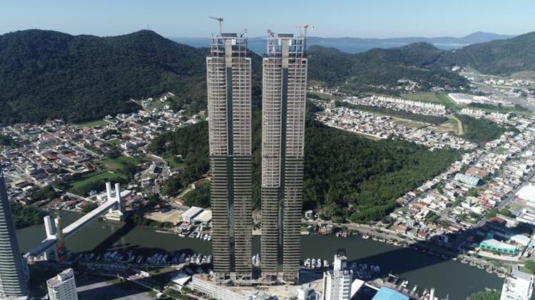 Cada torre dos dois blocos do empreendimento, assinado pela grife de design italiana Pininfarina, possui 281 metros de altura