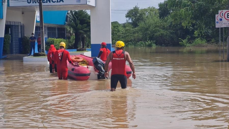 Bombeiros usam bote para resgatar pessoas ilhadas em Jaboatão dos Guararapes, na região metropolitana do Recife - Divulgação/Corpo de Bombeiros de Pernambuco
