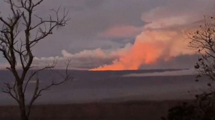 A lava está fluindo pela lateral do vulcão a uma temperatura de 1.000°C - US GEOLOGICAL SURVEY