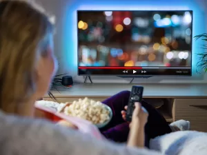 TV não tem Netflix e streamings? Com menos de R$ 200 ela pode virar smart