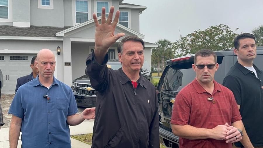 1º.jan.2023 - O ex-presidente Jair Bolsonaro recebe apoiadores em condomínio na região de Orlando (EUA) - Thiago Amâncio/Folhapress