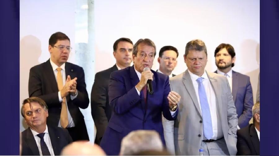 Bolsonaro, Valdemar Costa Neto e Tarcísio de Freitas em renião de bancada do PL sobre reforma tributária