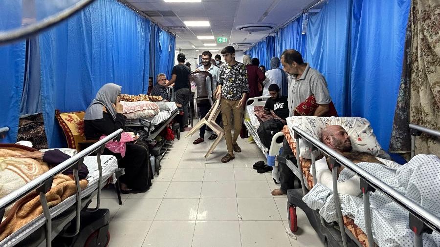10.nov.2023 - Pacientes ficam aglomerados em corredor do Hospital Al-Shifa, na Cidade de Gaza