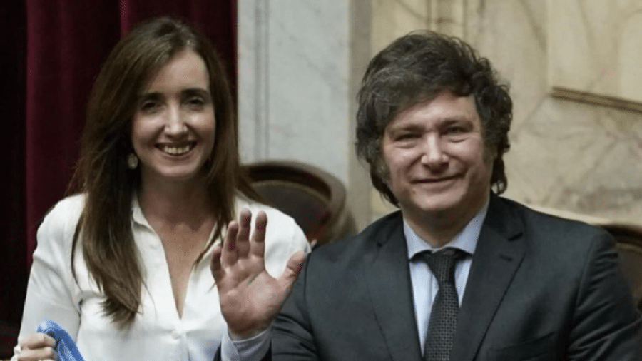 Diana Mondino ao lado do presidente eleito da Argentina Javier Milei