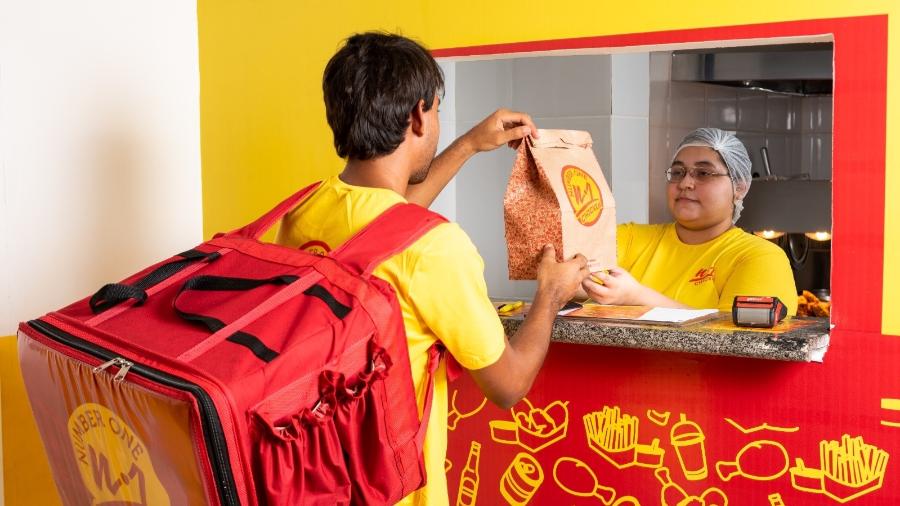 A ATW, dona do N1 Chicken e do Brasileirinho Delivery, tem operação 100% focada no delivery