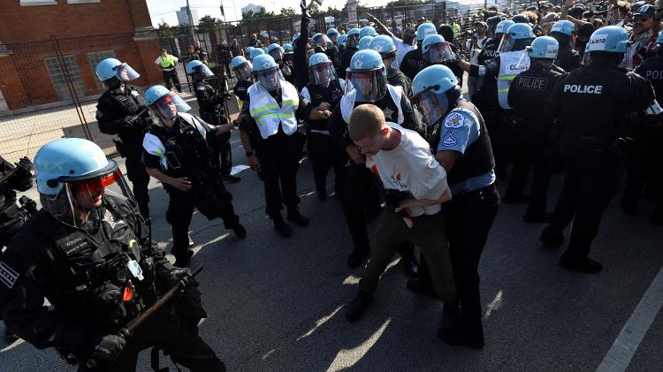 Polícia prende manifestante pró-Palestina do lado de fora da convenção democrata em Chicago 