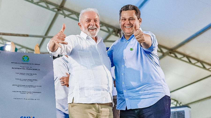 O presidente Lula (PT) e o senador Davi Alcolumbre (União Brasil - AP) em cerimônia em Macapá, em dezembro de 2023