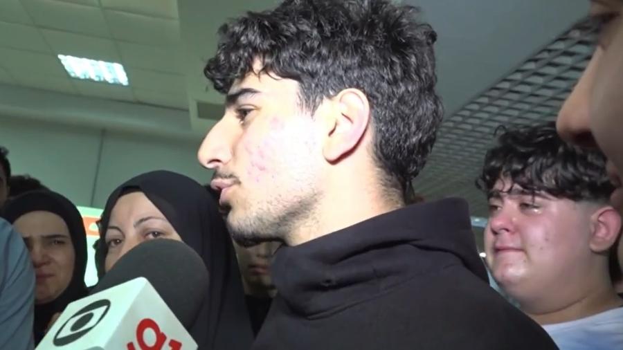 Mohamed Abdallah, de 16 anos, chegou ao Aeroporto Internacional de Foz do Iguaçu (PR) nesta sexta (27)