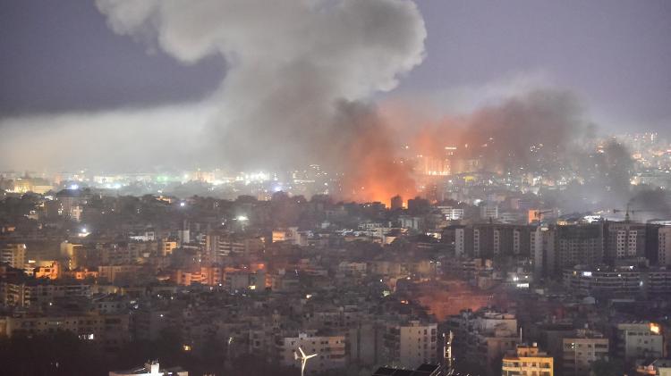 Fumaça sobe ao céu de Beirute após bombardeio israelense no sul da cidade nessa quinta