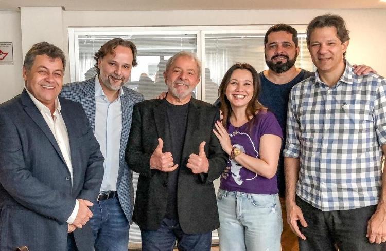 Integrantes do Prerrogativas posam ao lado de Lula e Haddad com o deputado estadual Emidio de Souza (primeiro da esq. para direita) e de Gabriela Araújo, indicada do grupo para o TRF-3