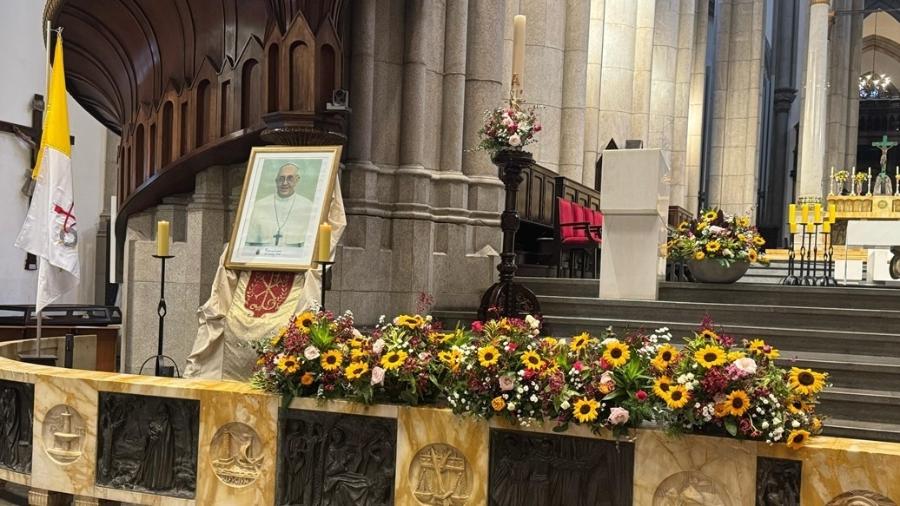 Imagem do Papa Francisco foi colocada no altar da Catedral da Sé; missa em homenagem ao pontífice será celebrada na tarde de hoje - Bruno Luiz/UOL