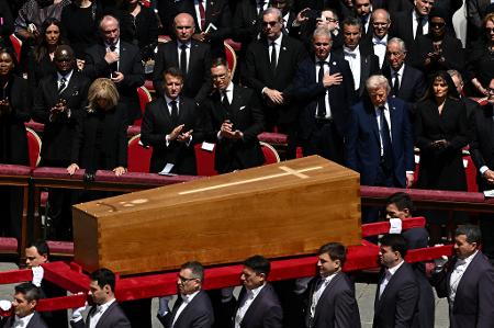 O presidente dos EUA, Donald Trump, a primeira-dama Melania Trump (à direita), o presidente francês Emmanuel Macron e sua esposa Brigitte Macron (à esquerda) assistem enquanto o caixão do papa Francisco é carregado durante sua missa de funeral na praça de São Pedro, no Vaticano O presidente dos EUA, Donald Trump, a primeira-dama Melania Trump (à direita), o presidente francês Emmanuel Macron e sua esposa Brigitte Macron (à esquerda) assistem enquanto o caixão do papa Francisco é carregado durante sua missa de funeral na praça de São Pedro, no Vaticano