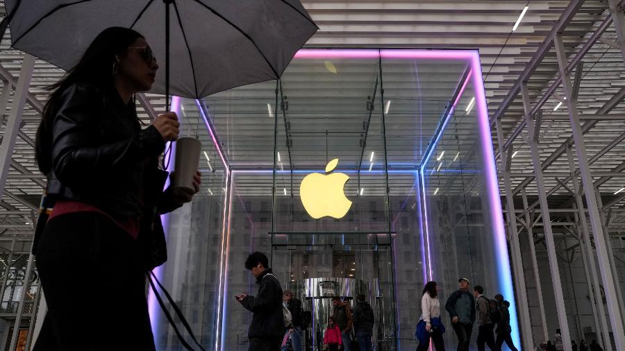 Pessoas caminham em frente à loja da Apple em Nova York, nos EUA Pessoas caminham em frente à loja da Apple em Nova York, nos EUA