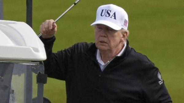 O presidente dos EUA, Donald Trump, joga golfe na Escócia no fim de semana; pauta política atrelada ao tarifaço 'trava' as negociações, a três dias da data marcada para o início da taxação