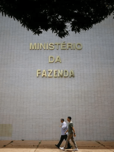 Fazenda prevê retirar as subvenções aos combustíveis se o petróleo continuar em nível baixo Fazenda prevê retirar as subvenções aos combustíveis se o petróleo continuar em nível baixo