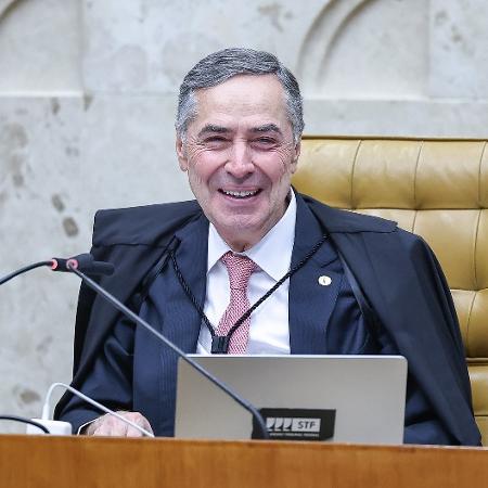 25.set.2025 - Luís Roberto Barroso ri para o ministro Flávio Dino em sessão de despedida da presidência da Suprema Corte