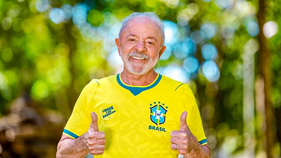 O presidente Lula (PT) veste a camisa da seleção brasileira em meio à Copa do Mundo O presidente Lula (PT) veste a camisa da seleção brasileira em meio à Copa do Mundo