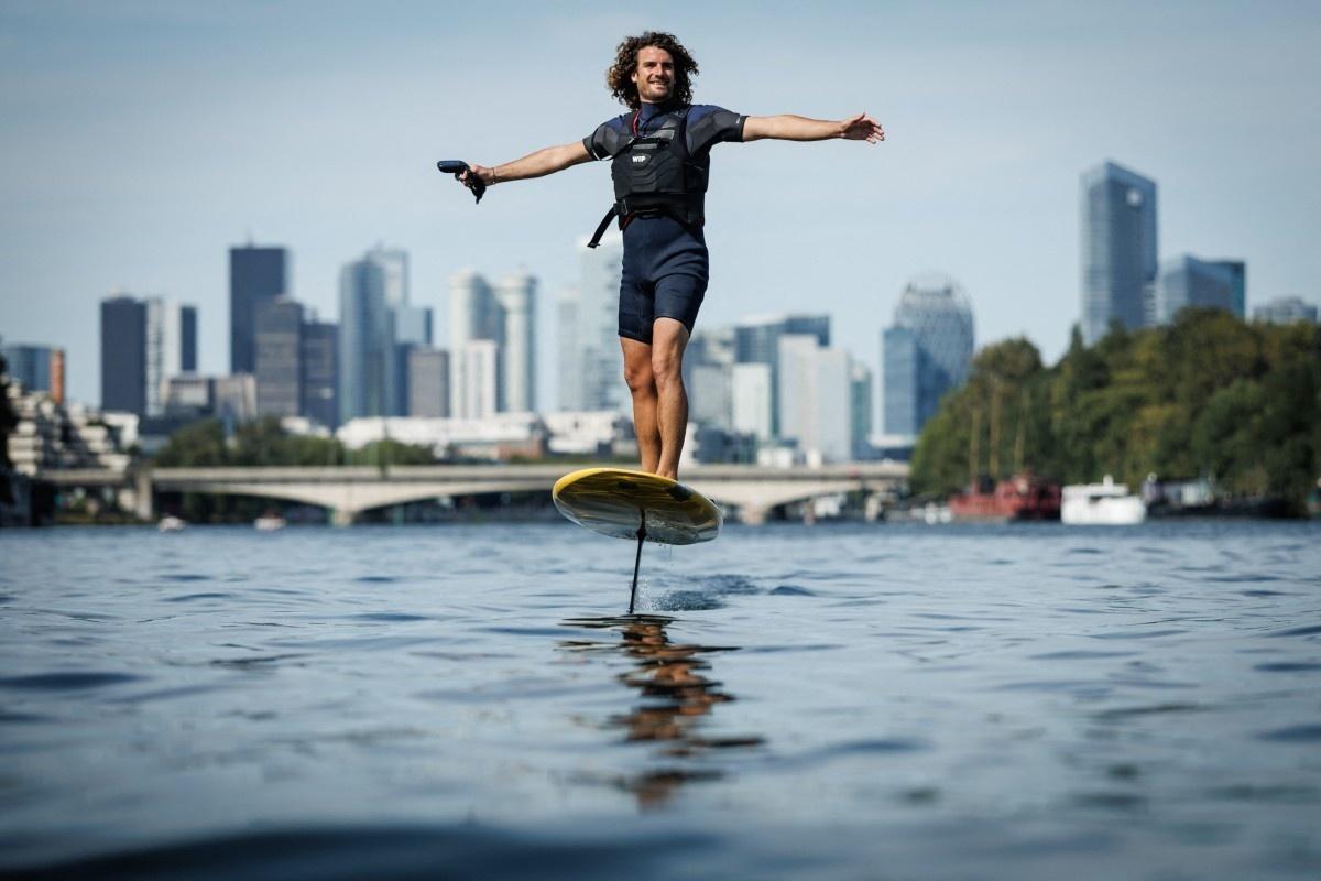 Ricos de Paris fazem do Sena sua própria Riviera em meio ao calor no país - undefined