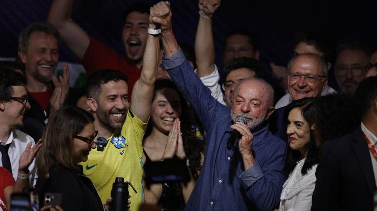 Lula comemora a vitória com o deputado André Janones