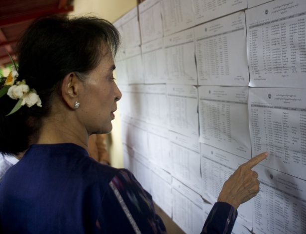 4.jul.2015 - A líder oposicionista de Mianmar Aung San Suu Kyi checa lista de eleitores em Wartheinkha, nos arredores de Yangon - Ye Aung/AFP