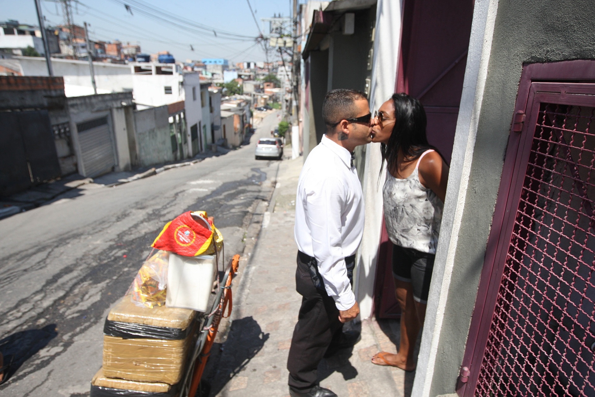 15.out.2015 - Jairo de Freitas se despede da mulher para ir vender água - Reinaldo Canato/UOL