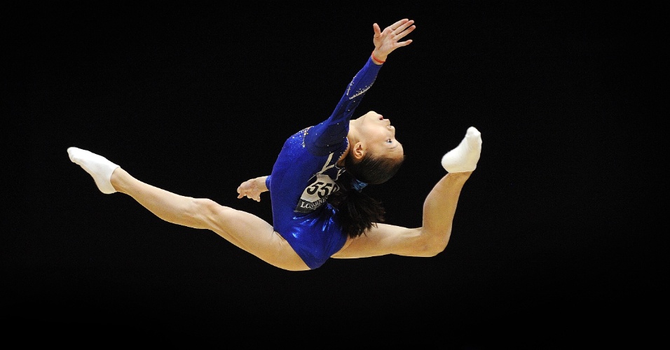 30.out.2015 - A ginasta chinesa Shang Chunsong salta durante a su apresentaçnao no solo, durante o Campeonato Mundial de Ginástica Artísitca, em Glasgow, na Escócia