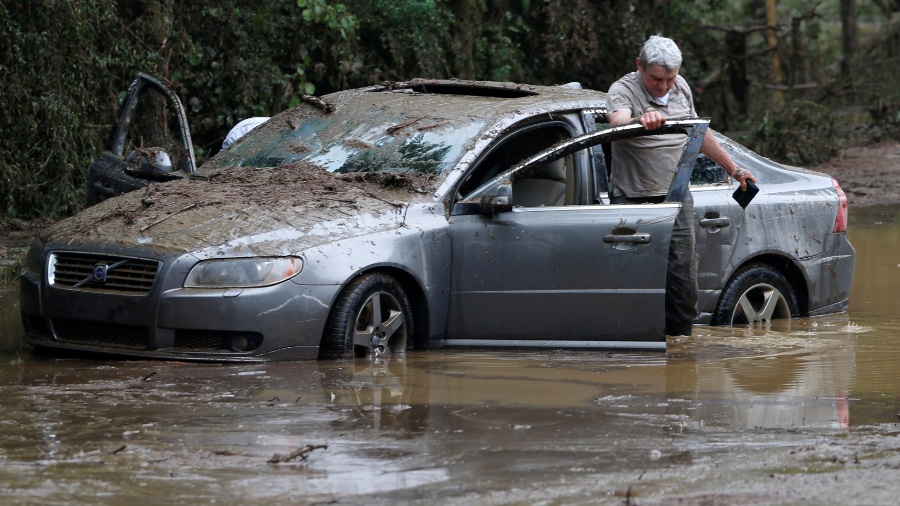 A recomendação é abandonar o carro e buscar abrigo - François Lenoir/Reuters