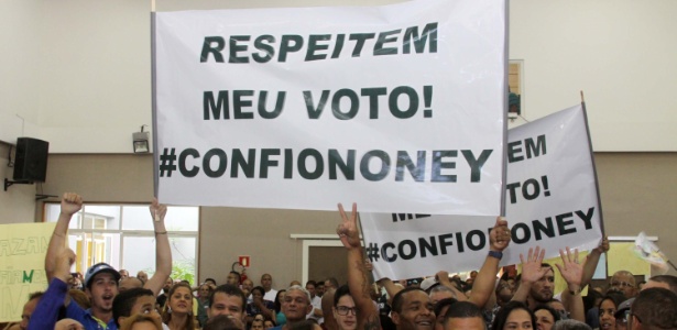 Militantes de prefeito foragido de Embu das Artes mostram cartazes de apoio - Everaldo Silva/Futura Press/Estadão Conteúdo