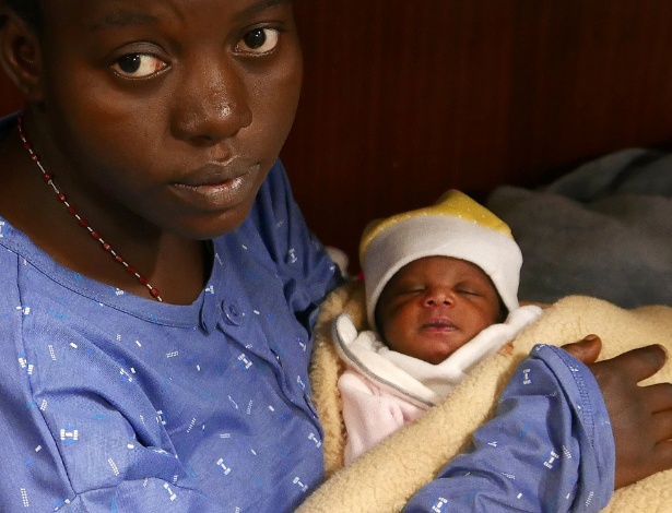 A nigeriana Mariam Ohene segura sua bebê 32 horas após ambas serem resgatadas no mar Mediterrâneo - Yannis Behrakis/Reuters