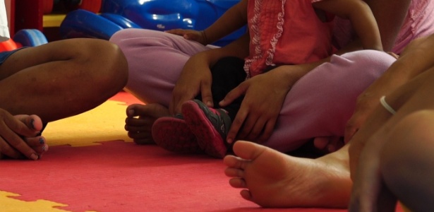 Mães e filhos durante atividade no PAMI (Programa Materno Infantil) na Fundação Casa - UOL - UOL