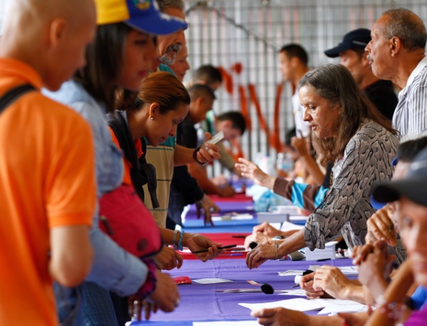 Pessoas votam em plebiscito em Caracas, na Venezuela, em consulta popular - Boris Vergara/Xinhua
