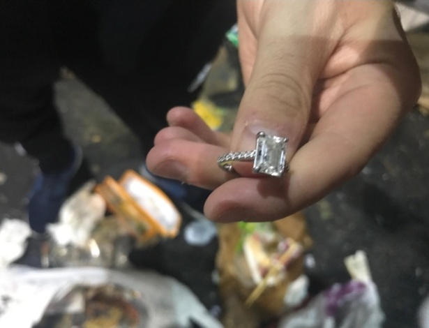 Lixeiros da cidade de Nova York ajudaram a encontrar o anel de diamante que foi jogado fora por engano - Reprodução/ Twitter NYC Sanitation