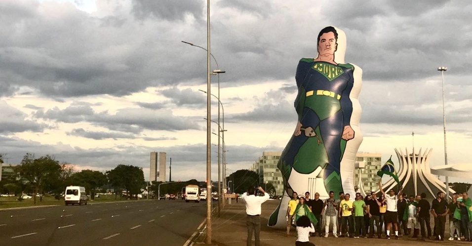 3.abr.2018 - Boneco inflável representando o juiz Sergio Moro é inflado em frente à Catedral Metropolitana, em Brasília, em protesto contra o ex-presidente Luiz Inácio Lula da Silva