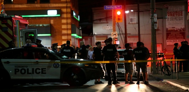 22.jul.2018 - Policiais perto da cena do ataque a tiros em Toronto