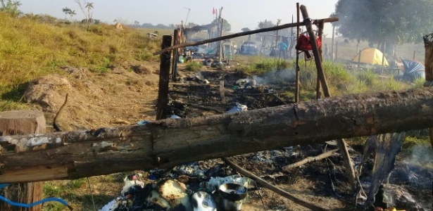 Imagem divulgada pelo MST mostra barracos queimados após ataque na madrugada  - Divulgação/MST