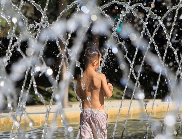Em Madri. na Espanha, o forte calor levou os moradores a procurarem fontes de água na cidade - EPA