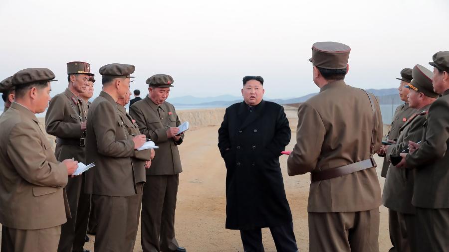 16.nov.2018 - Kim Jong-un inspeciona local de testes e supervisiona uma nova arma tática da Coreia do Norte em imagem divulgada pela agência oficial norte-coreana - KCNA VIA KNS / AFP