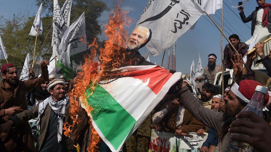 28.fev.2019 - Manifestantes paquistaneses queimam uma bandeira da Índia e um retrato do primeiro ministro Indiano, Narendra Modi - AFP