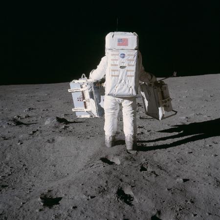 20.jul.1969 - Caminhada de Buzz Aldrin, astronauta da Apollo 11, sobre a Lua carregando os equipamentos para fazer experimentos - Nasa/Divulgação
