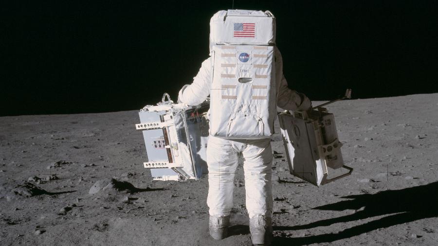 Caminhada de Buzz Aldrin, astronauta da Apollo 11, sobre a Lua carregando os equipamentos para fazer experimentos - 