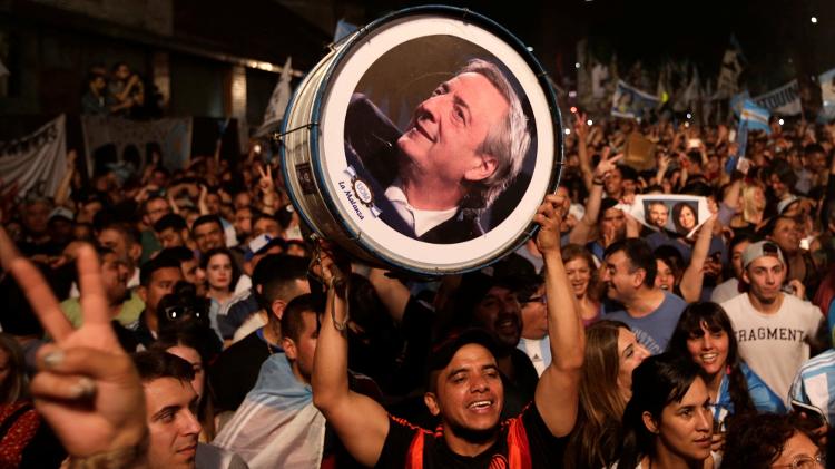 Vitória de Fernández foi no nono aniversário de morte de Nestor Kirchner, ex-presidente da Argentina e marido de Cristina; Nestor foi lembrado na comemoração da vitória - Ricardo Moraes/Reuters