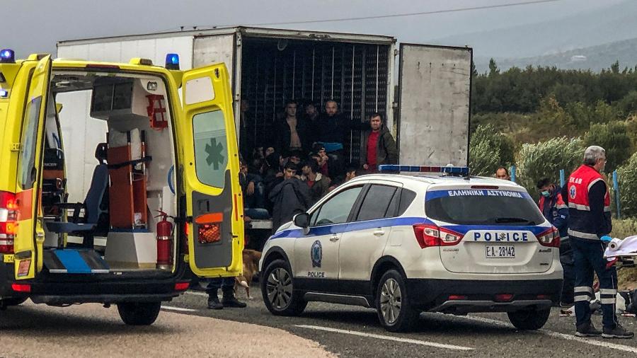 Autoridades encontraram 41 imigrantes dentro de caminhão de refrigeração no norte da Grécia - STAVROS KARITIDIS/AFP
