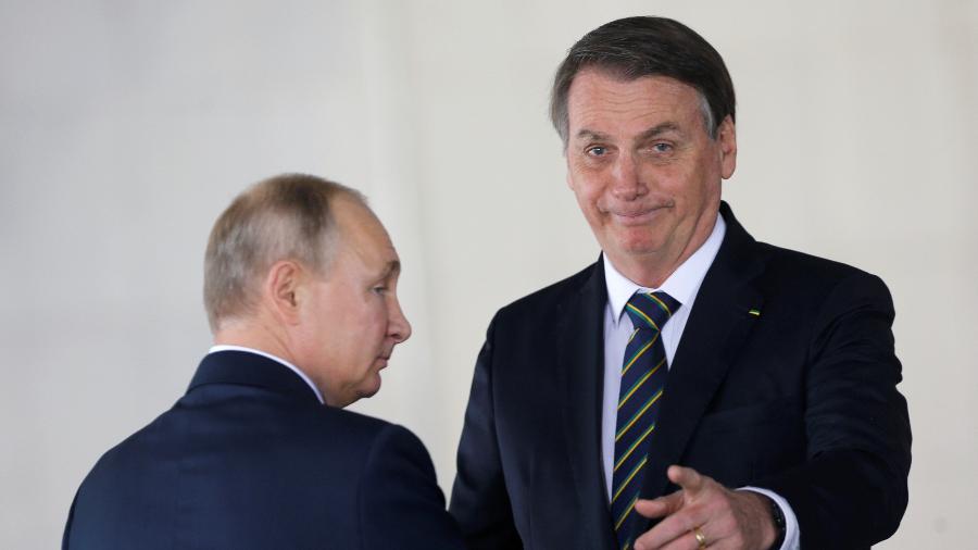 Bolsonaro aponta para fotógrafos ao cumprimentar Vladimir Putin - ADRIANO MACHADO/Reuters
