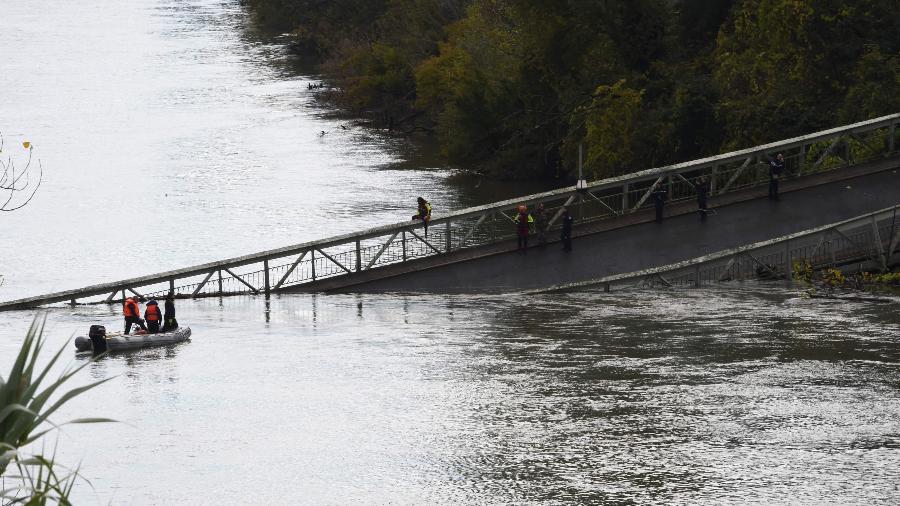 Equipes de resgate fazem buscas em uma ponte suspensa que caiu perto de Toulouse, na França - Eric Cabanis/AFP