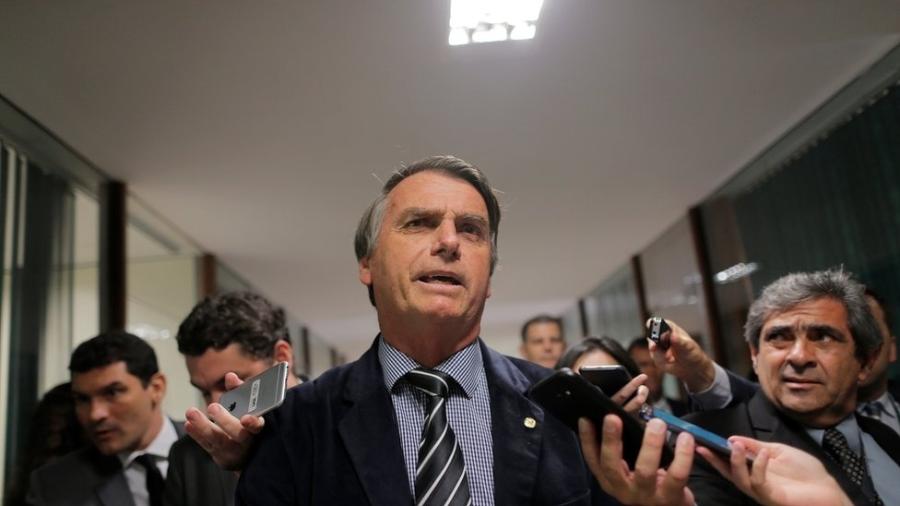 Em foto de setembro de 2018, Bolsonaro fala com a imprensa em corredor do Congresso; presidentes da Câmara e Senado garantem que a agenda do Legislativo priorizará economia, e não costumes - REUTERS/Adriano Machado